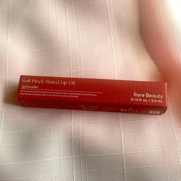 “Wonder” Rare Beauty Soft Pinch Tinted Lip Oil - Picture 3 of 5